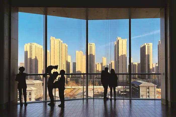 盘中狂跌80%！莆田系百亿房企登上热搜，实控人部分持股被强平！到底发生了什么？休闲区蓝鸢梦想 - Www.slyday.coM