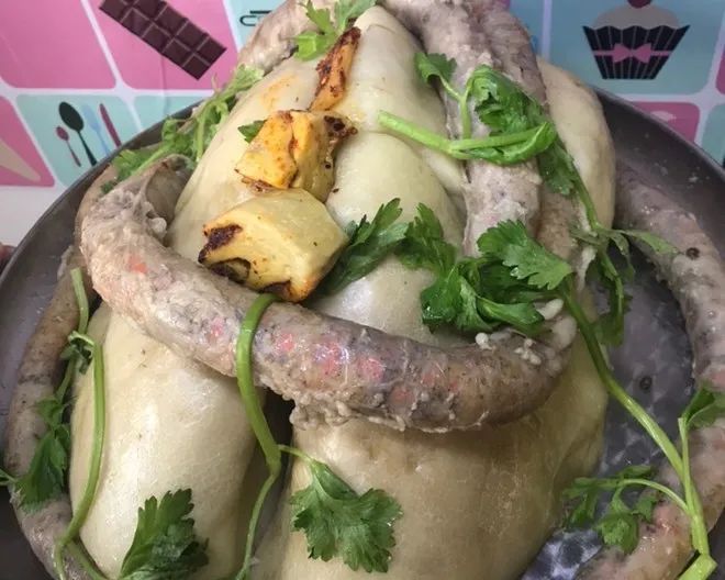 羊心羊肝混入大米灌入羊肠,色泽斑驳,相貌风骚.