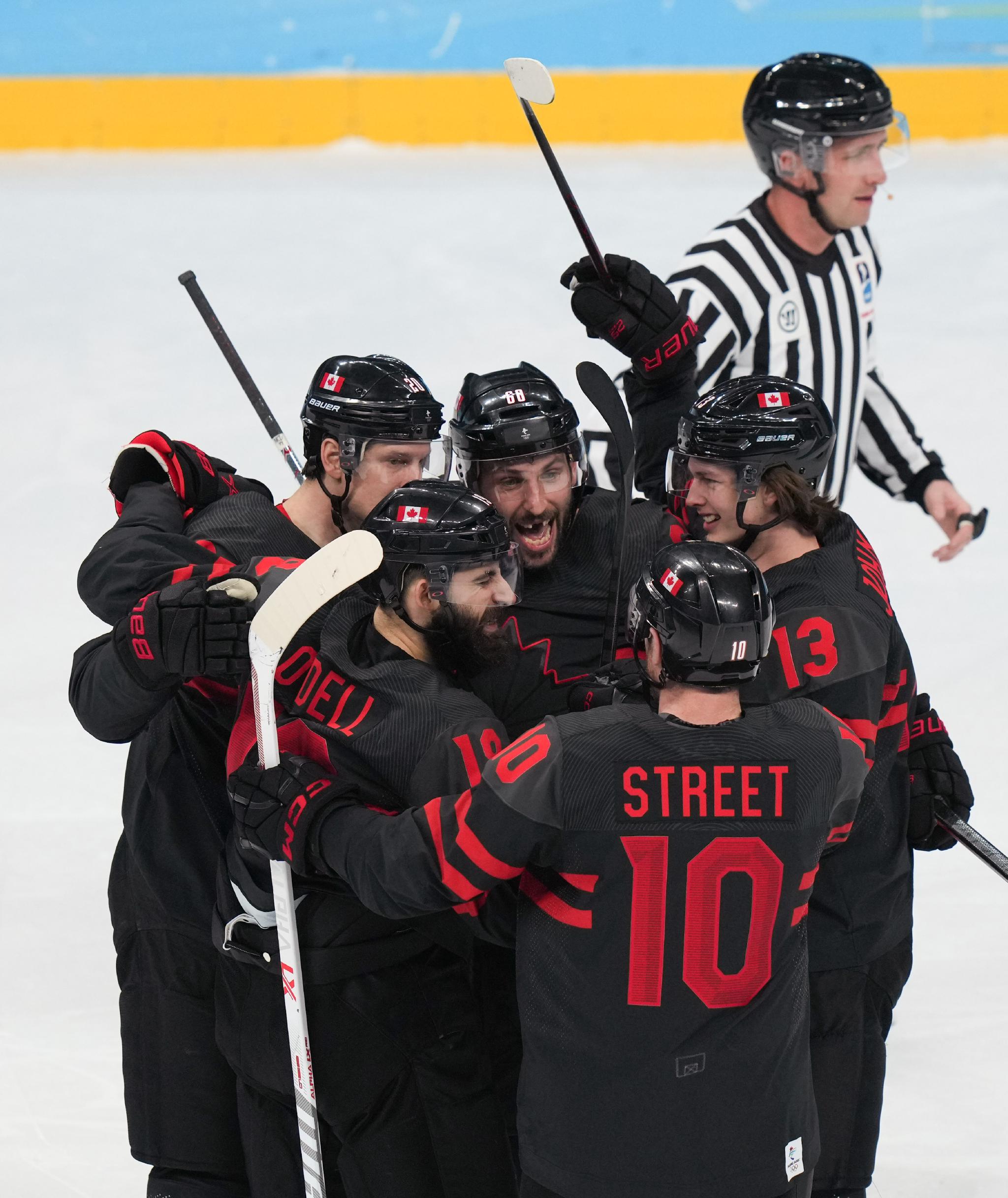 冰球男子小组赛加拿大队战胜德国队