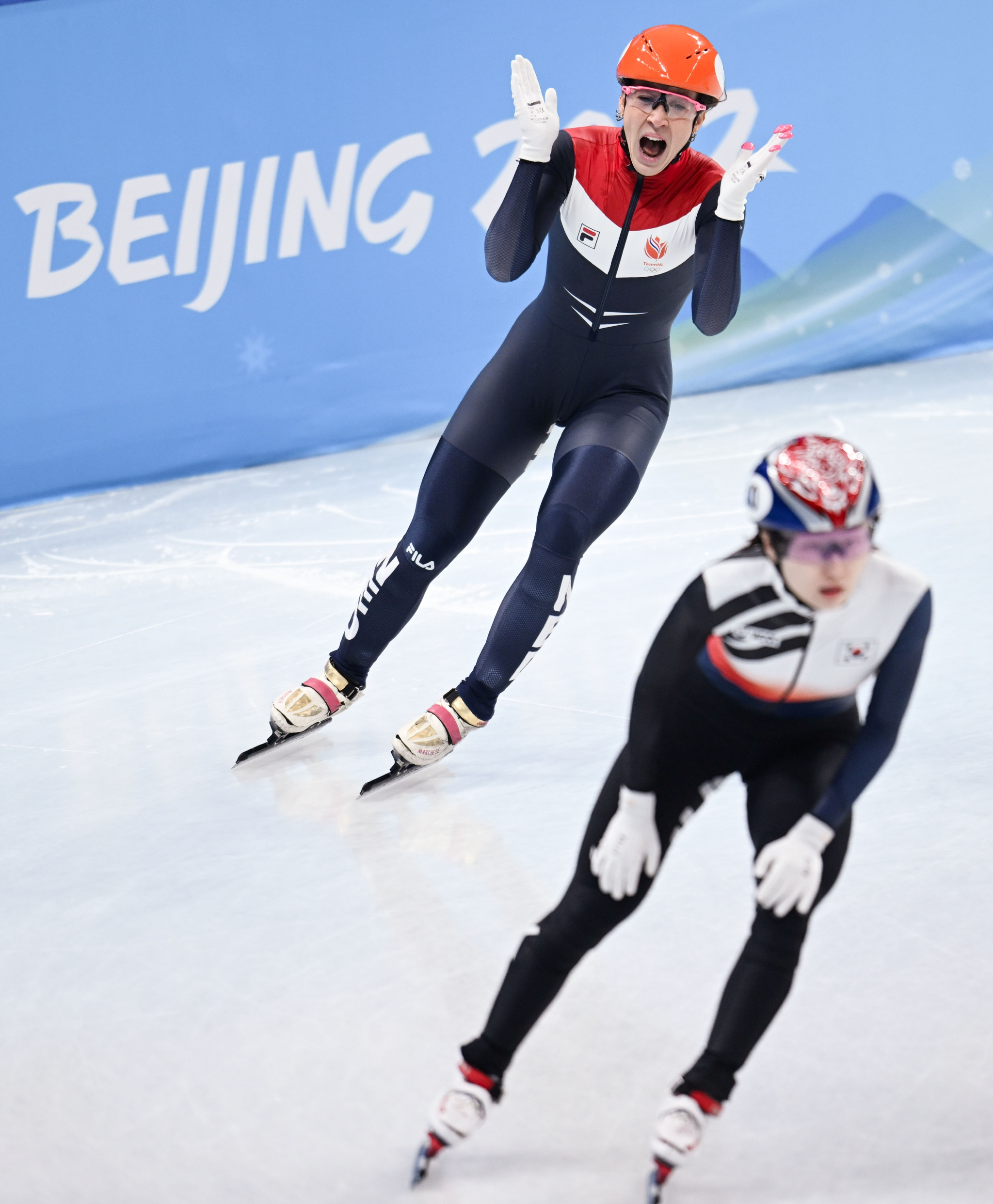 短道速滑女子1000米决赛荷兰选手苏珊娜舒尔廷夺冠