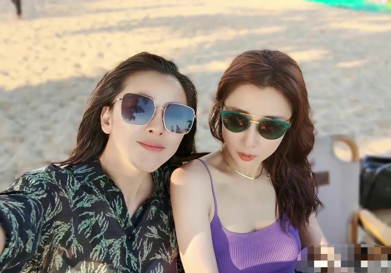 殷桃与黄小蕾海边游玩穿低胸吊带身材火辣42岁似少女太绝了