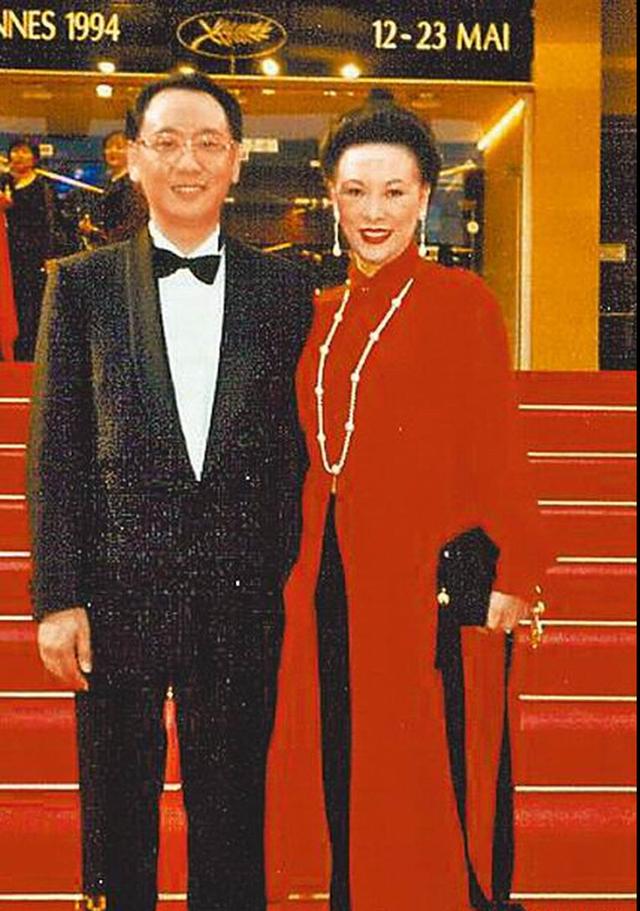 那天晚上,汤君年照旧在公司做到很晚,他靠在椅子上盹着,迷糊间,一双