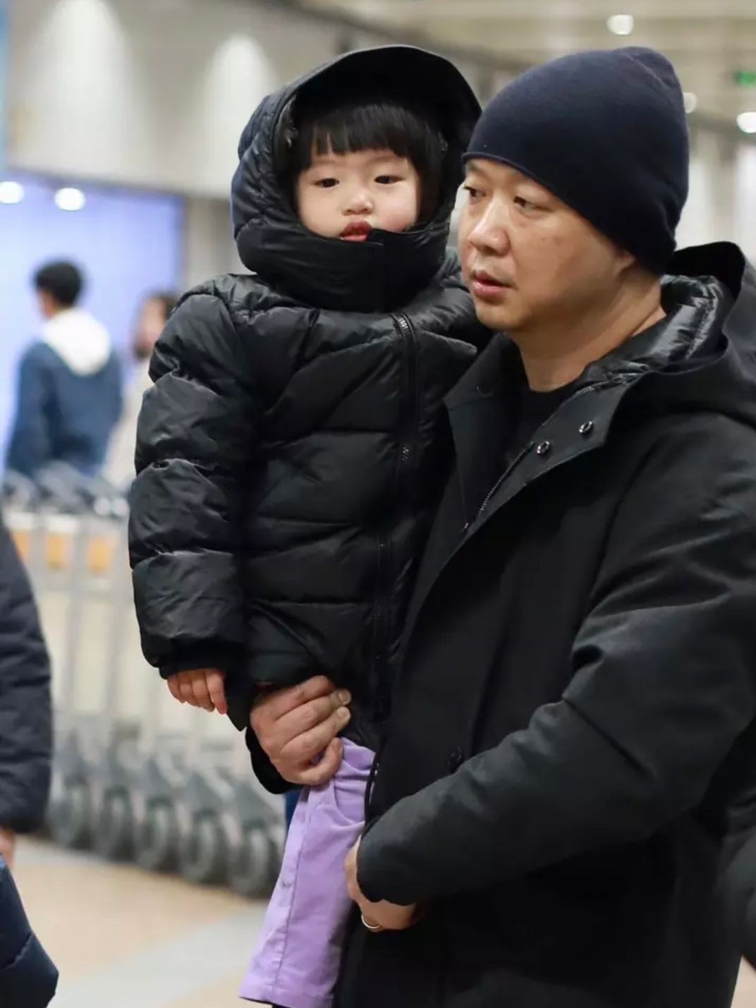 姚晨一家四口认真过冬俩孩子穿羽绒服裹得严实儿子五官真秀气