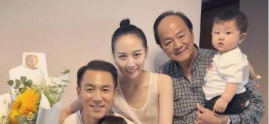 73岁狄龙近照，隐藏了39年的儿子，原来是熟悉的他休闲区蓝鸢梦想 - Www.slyday.coM