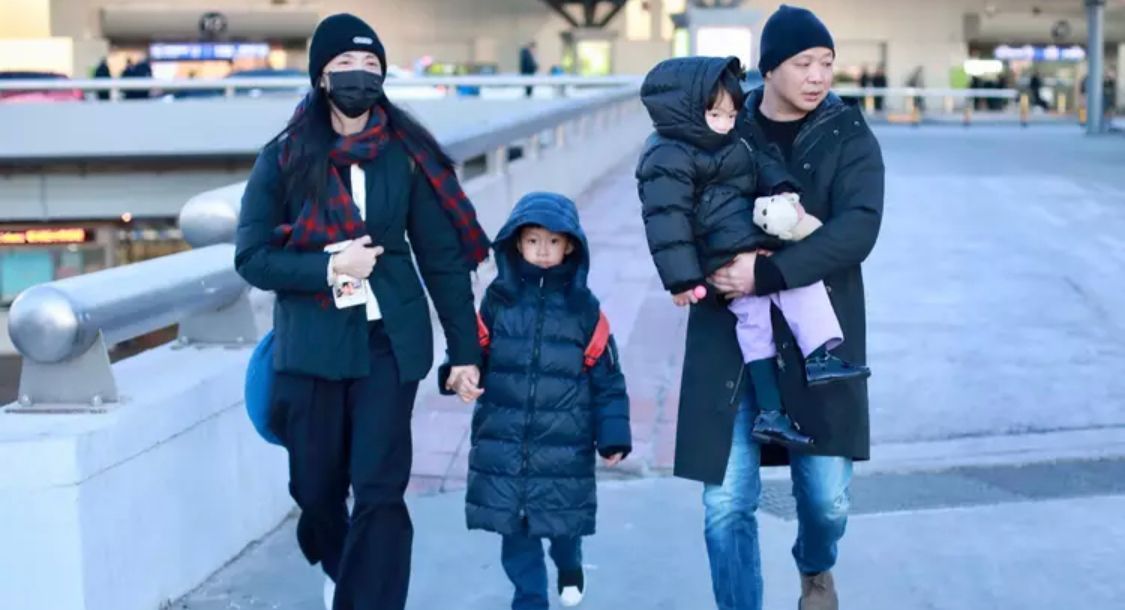 姚晨一家四口认真过冬俩孩子穿羽绒服裹得严实儿子五官真秀气