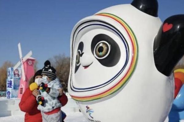 你是否见过啃出来的冰墩墩？美术生就弄了一个，老师看到满脸懵休闲区蓝鸢梦想 - Www.slyday.coM