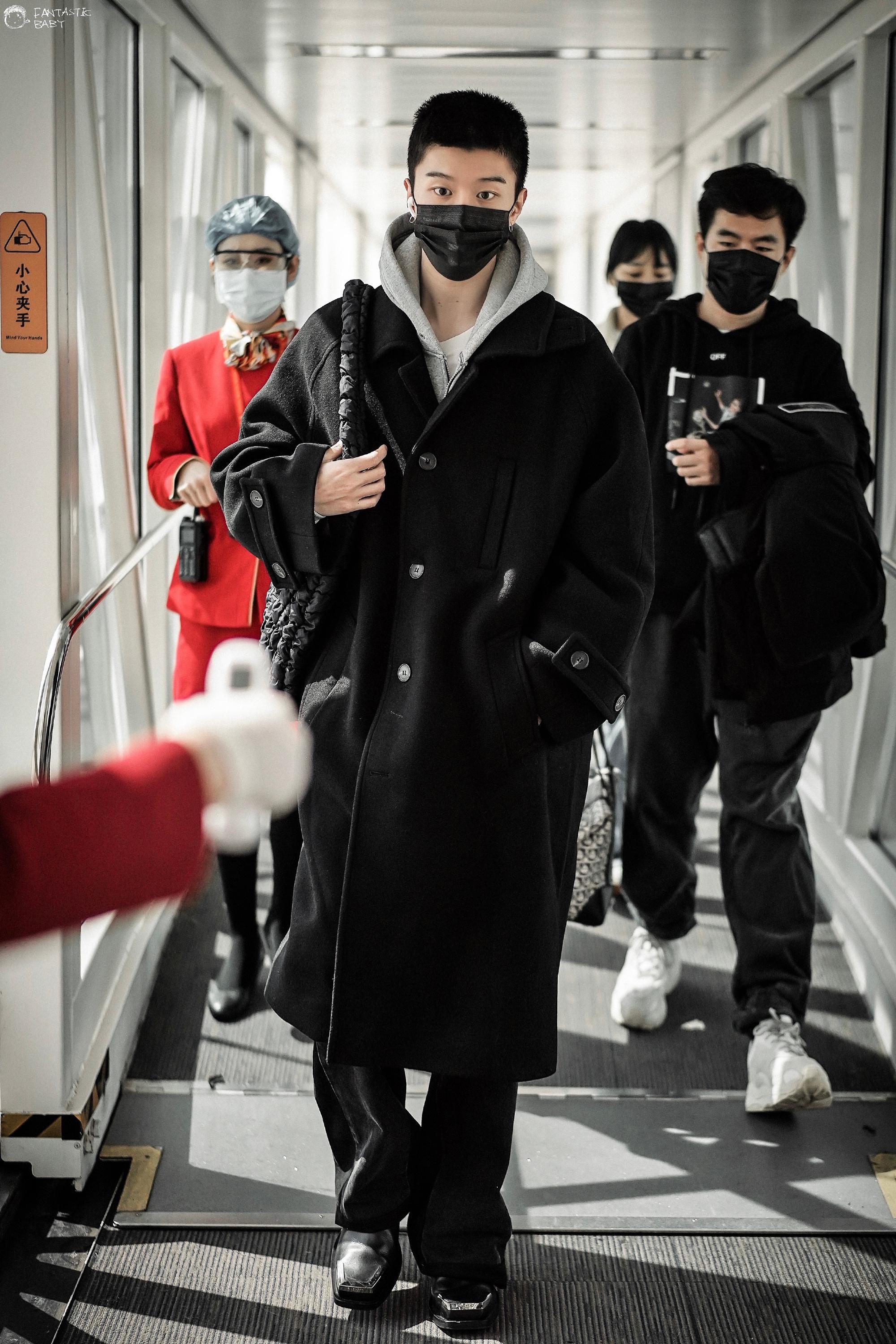 范丞丞机场出发饭拍黑色大衣寸头酷飒十足啊出发顺利