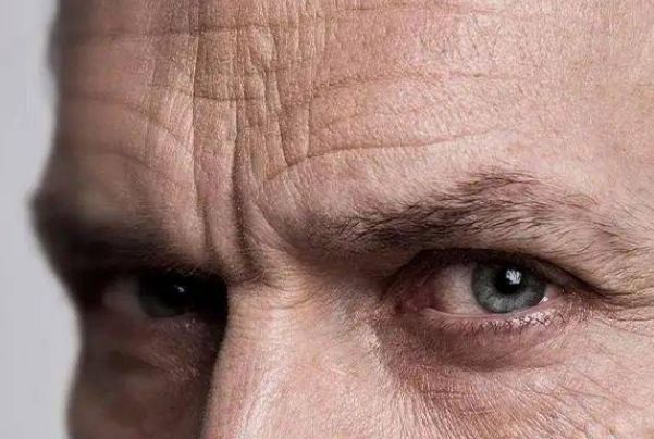 如果男人的印堂方正凸起,丰隆饱满,这种男人面相在面相学中叫做金城骨