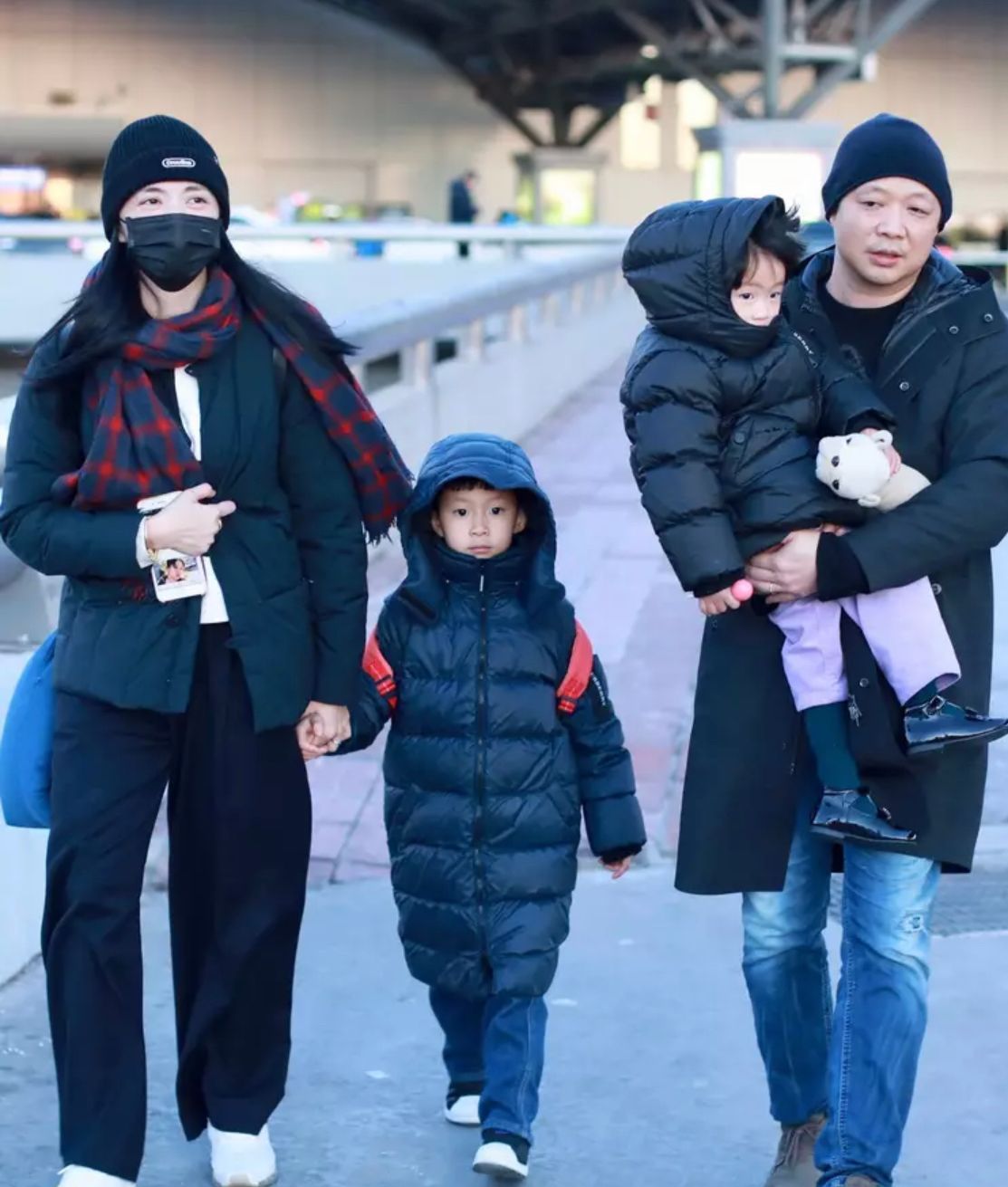 姚晨一家四口认真过冬俩孩子穿羽绒服裹得严实儿子五官真秀气