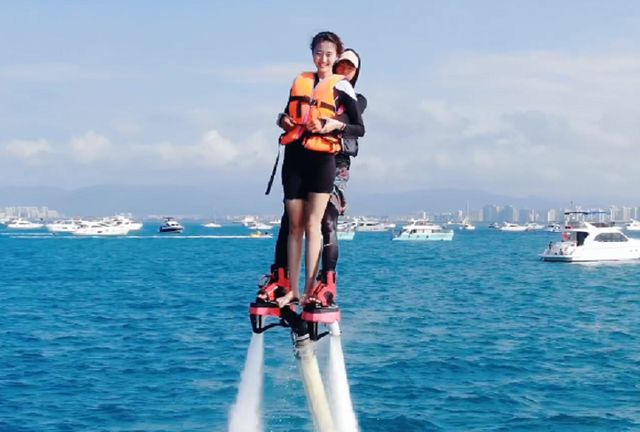闫学晶全家出海,儿媳被男教练抱着玩空中飞人,婆媳同框美似姐妹|徐