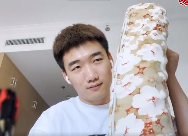 高亭宇的“幸运花枕头”！奥运冠军自带枕头比赛：枕头走哪带哪休闲区蓝鸢梦想 - Www.slyday.coM