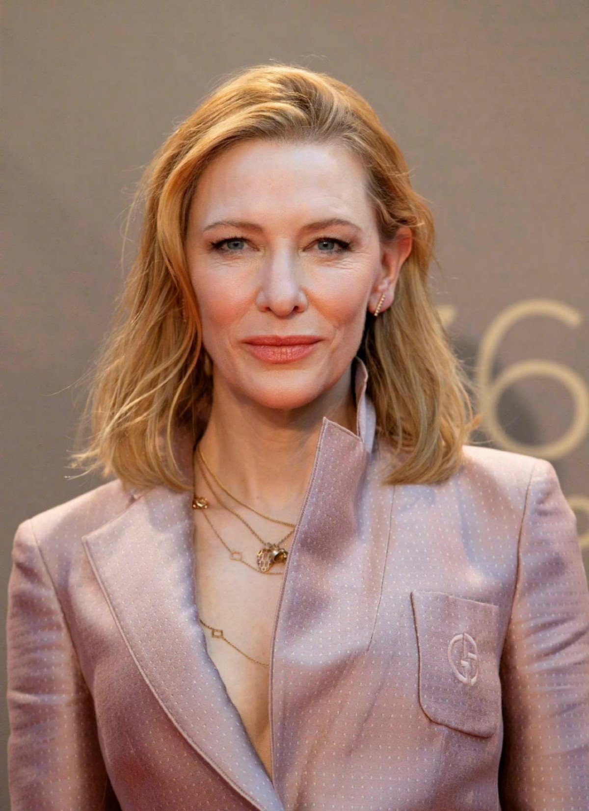 56岁大魔王凯特气场两米八穿粉色西装秀事业线网友老公