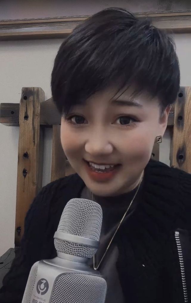 赵本山徒弟胖丫近况曝光又瘦又美与杨树林恩爱如初已复出唱戏