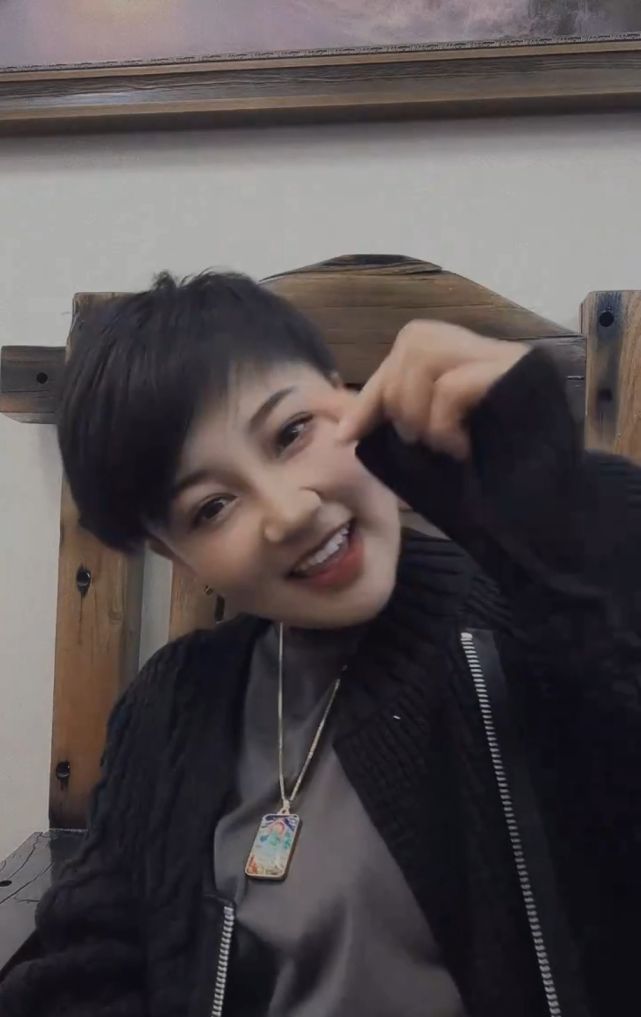 赵本山徒弟胖丫近况曝光又瘦又美与杨树林恩爱如初已复出唱戏