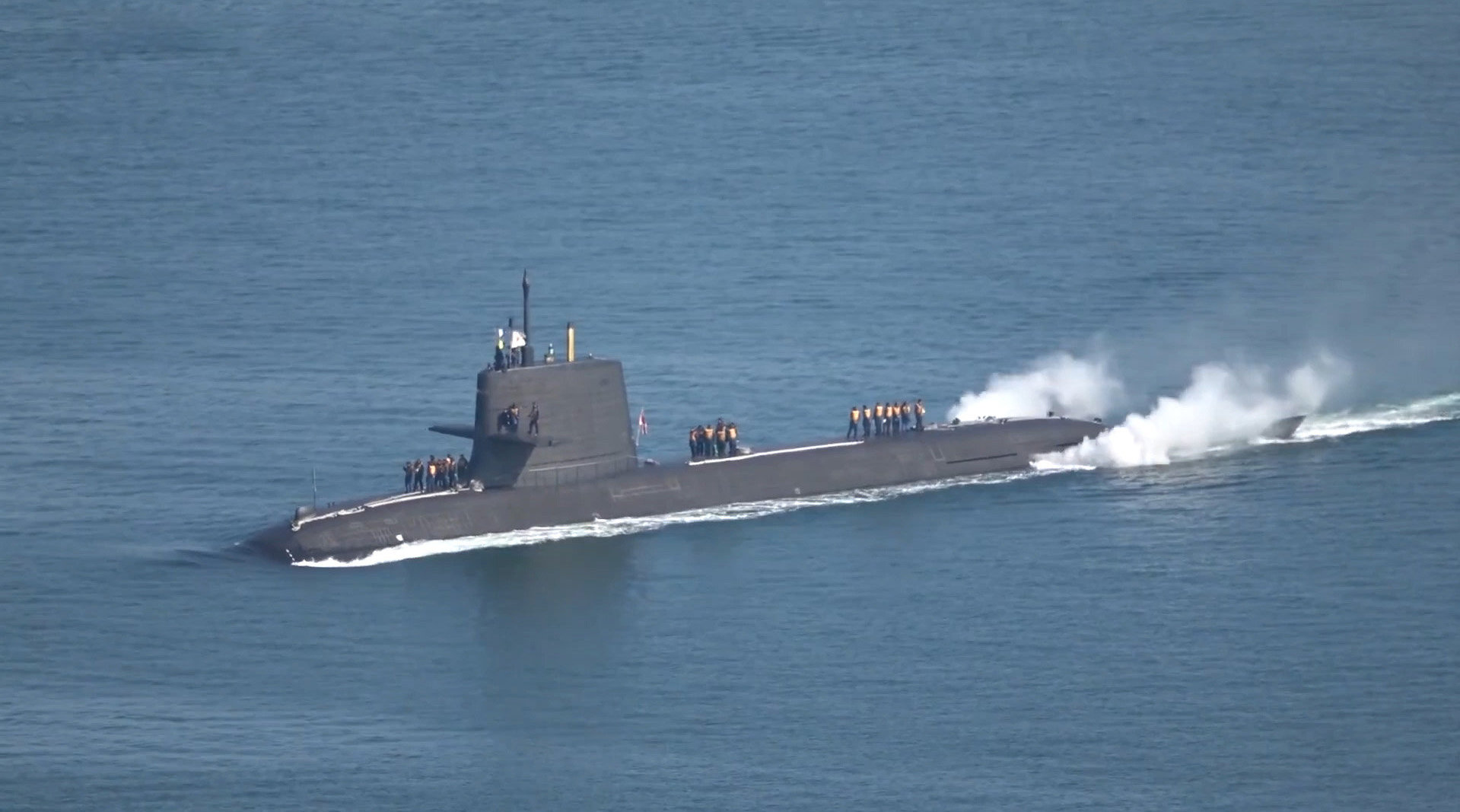 日本海上自卫队苍龙级潜艇在佐世保出港的场景