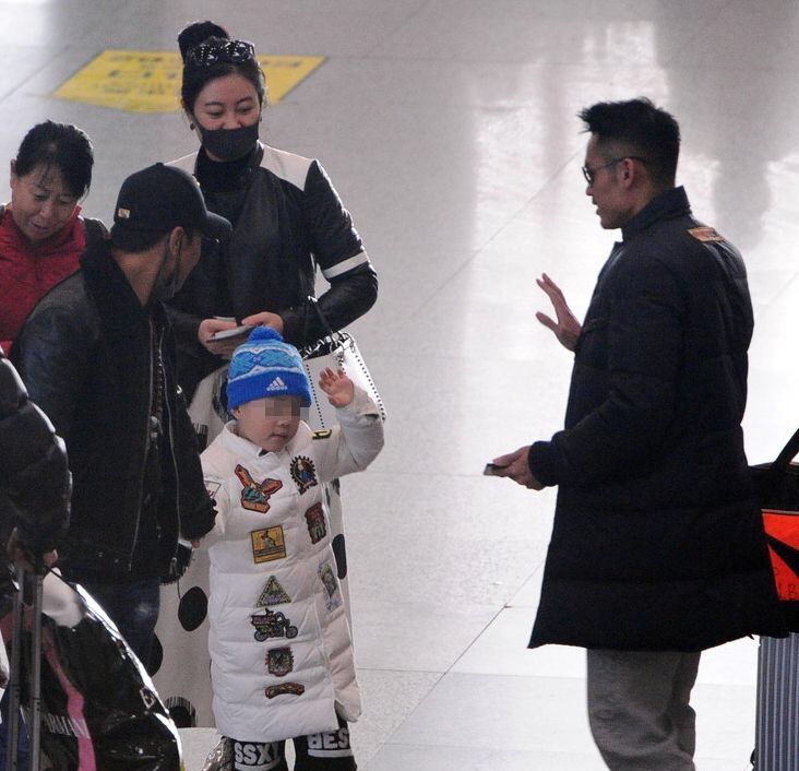 宋小宝一家五口合体儿子穿贴布羽绒服真潮女儿脸肉肉的好可爱