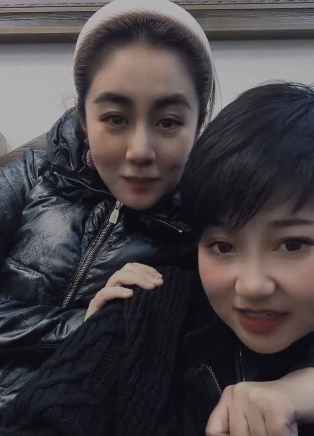 赵本山徒弟胖丫近况曝光又瘦又美与杨树林恩爱如初已复出唱戏