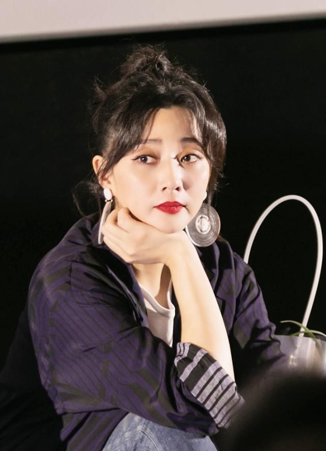 殷桃活成了40岁女人羡慕的样子颜值与身材不输小姑娘穿啥都美