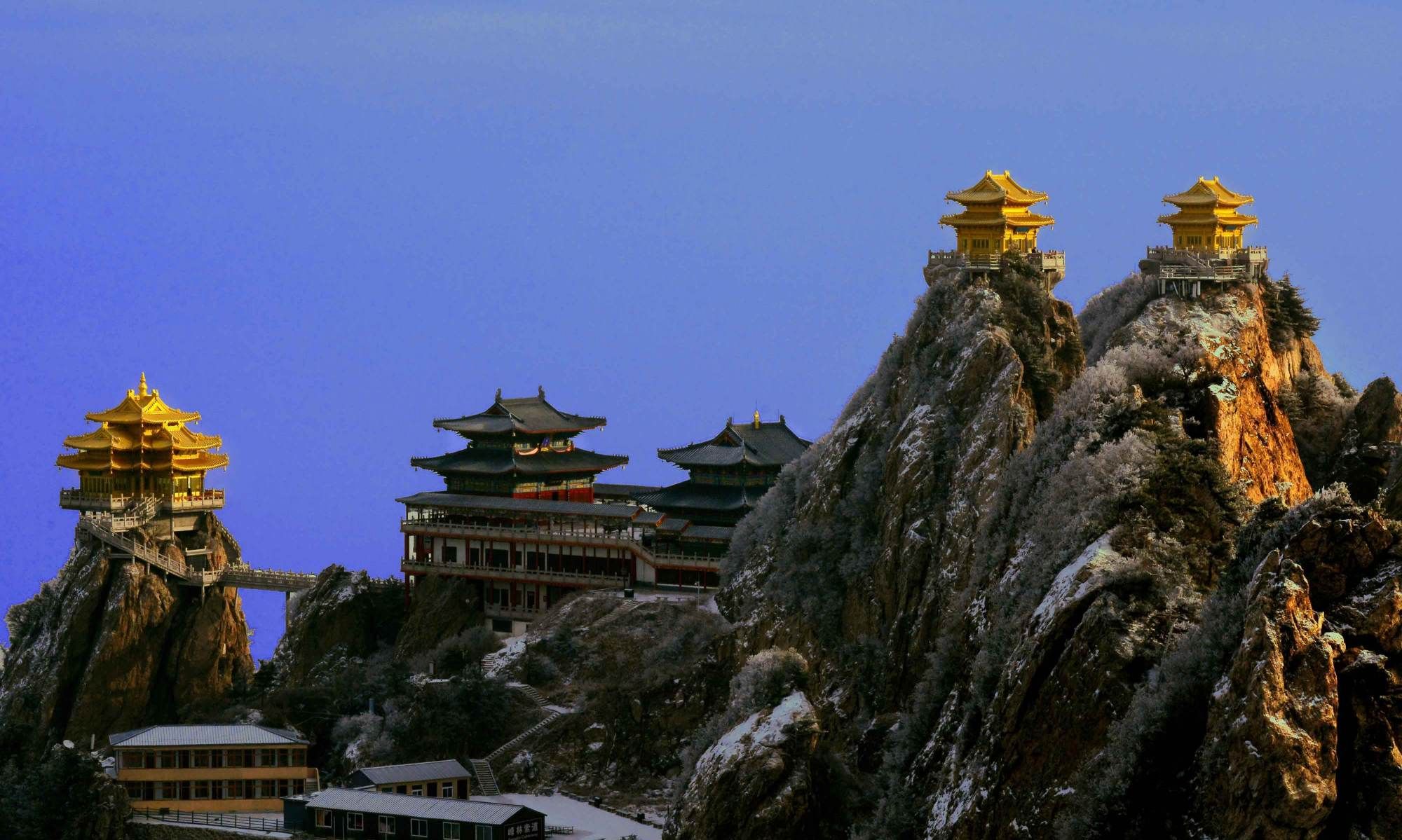 除了自然风光,老君山还有各种历史人文景观,比如上清宫,仙人桥等,其中