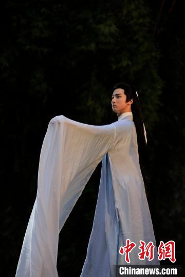 舞蹈家李响表演《春日》的剧组 《影·响》剧组供图