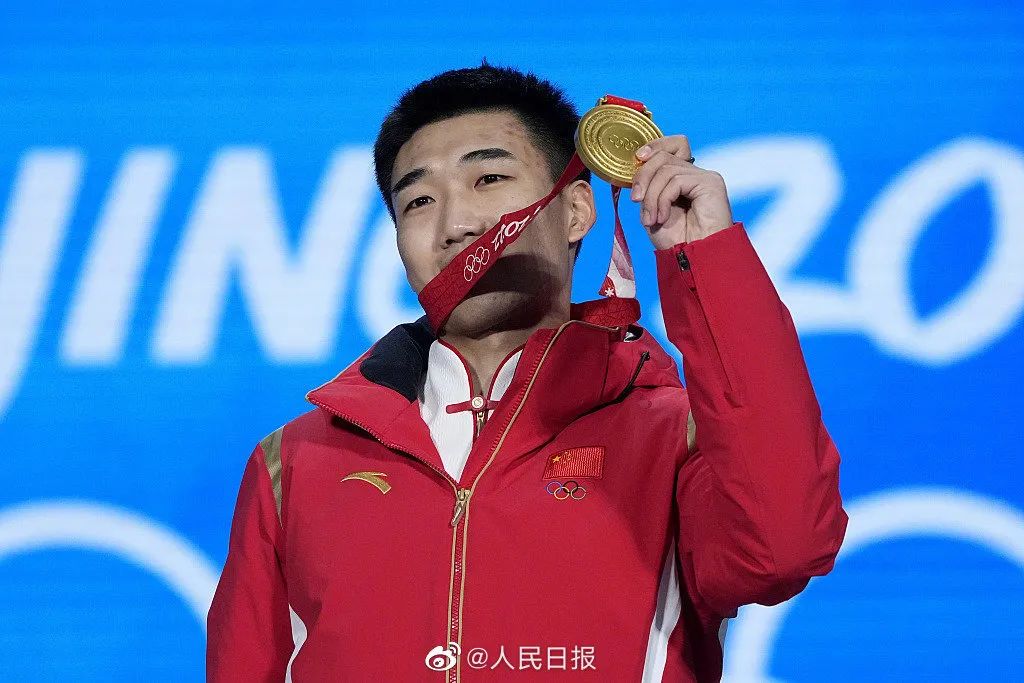 韩国运动员一个动作后，高亭宇跳上冠军台！