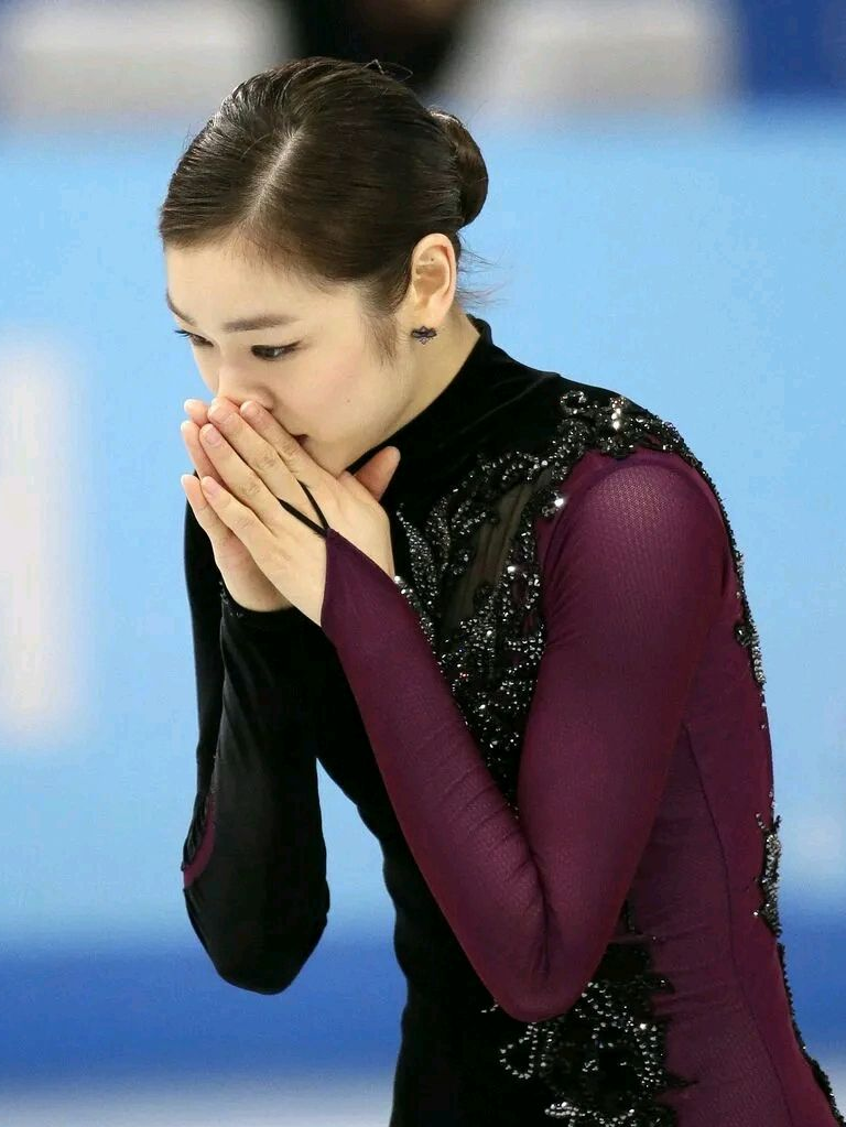 在《图兰朵》的表演中,金妍儿身着的考斯滕以正红色为底,金色的 线条