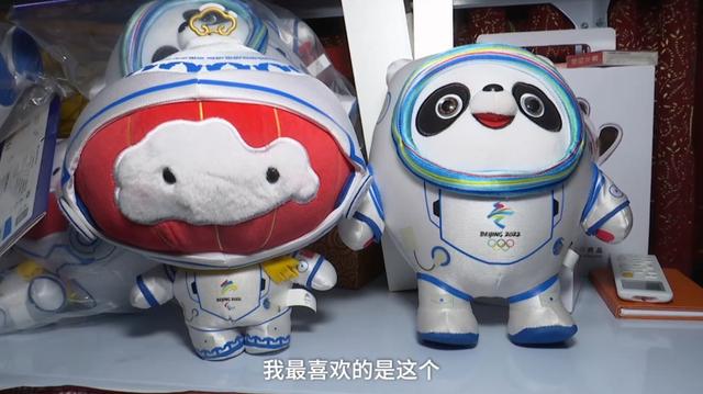 一整面墙的冰墩墩都是他的？！小编不淡定了休闲区蓝鸢梦想 - Www.slyday.coM