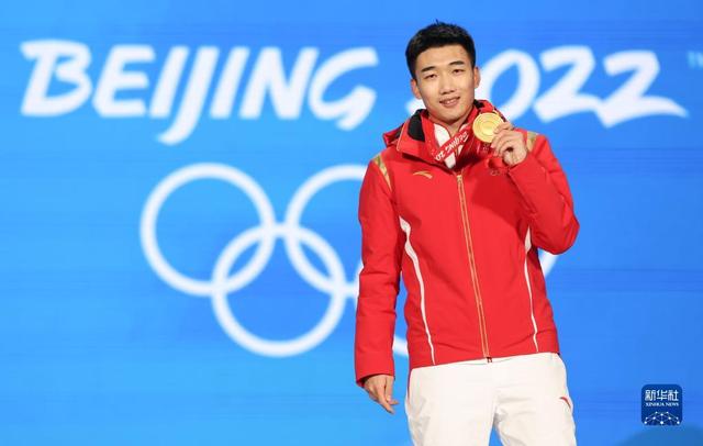 速度滑冰男子500米奖牌颁发仪式 高亭宇挥手致意休闲区蓝鸢梦想 - Www.slyday.coM