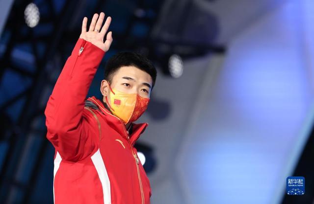 速度滑冰男子500米奖牌颁发仪式 高亭宇挥手致意休闲区蓝鸢梦想 - Www.slyday.coM