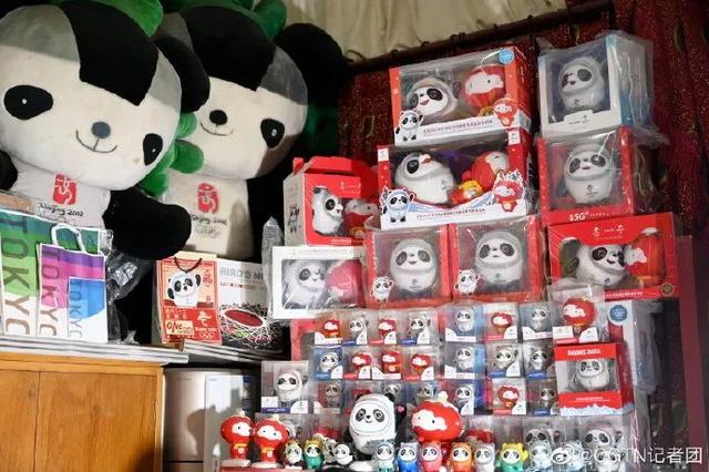 一整面墙的冰墩墩都是他的？！小编不淡定了休闲区蓝鸢梦想 - Www.slyday.coM