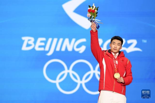 速度滑冰男子500米奖牌颁发仪式 高亭宇挥手致意休闲区蓝鸢梦想 - Www.slyday.coM