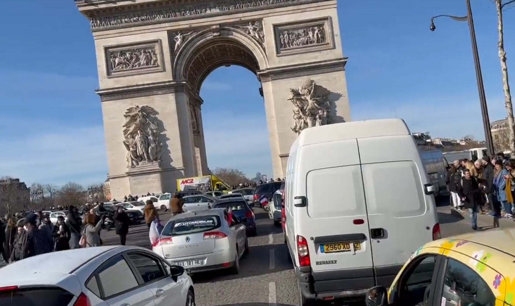 社交媒体上流传的香榭丽舍大街抗议现。皆诖χ弥卸昧舜呃嵬咚