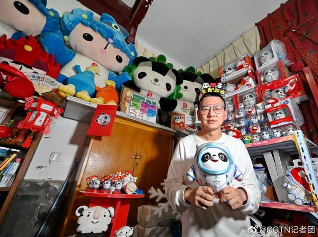 一整面墙的冰墩墩都是他的？！小编不淡定了休闲区蓝鸢梦想 - Www.slyday.coM