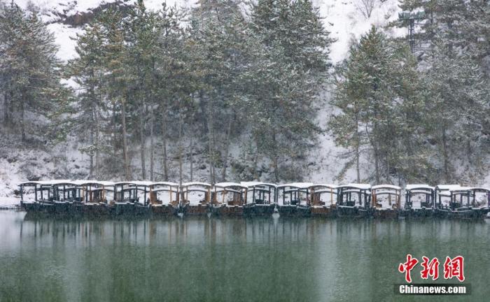 资料图：北京古北水镇呈现“雪中画卷”。中新社发 周丁浩 摄