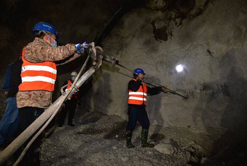 武汉地铁19号线花山河站至光谷五路站区间施工现场