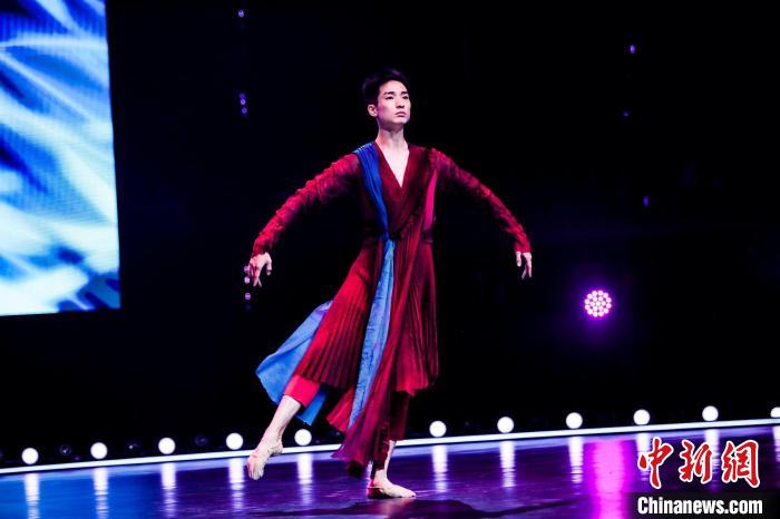 舞蹈家李响表演《行者》的剧组 《影·响》剧组供图