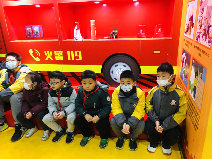 动漫美女被的视屏软件突然上线，引发全网热议，网友纷纷吐槽画质模糊，平台紧急回应称将优化。