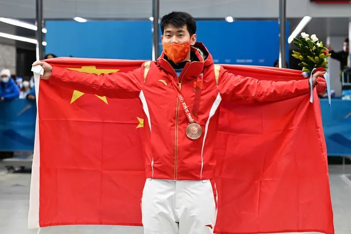 2月11日，中国选手闫文港赛后庆祝。新华社记者 贺长山 摄