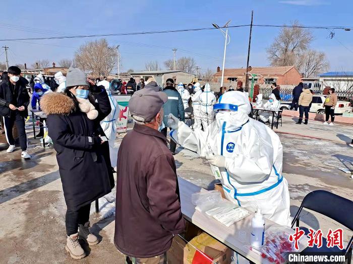 2月11日金星镇卧佛寺村正在文化广场进行核酸检测。　葫芦岛市委宣传部供图