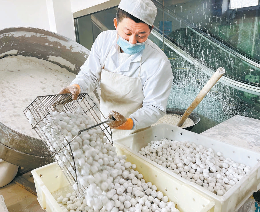 圆墩墩上线老字号元宵门店现场开摇