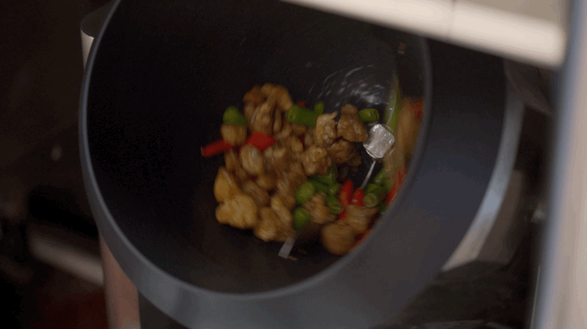 ▲自己大炒特炒爆炒的智能炒锅。图/新华社视频截图