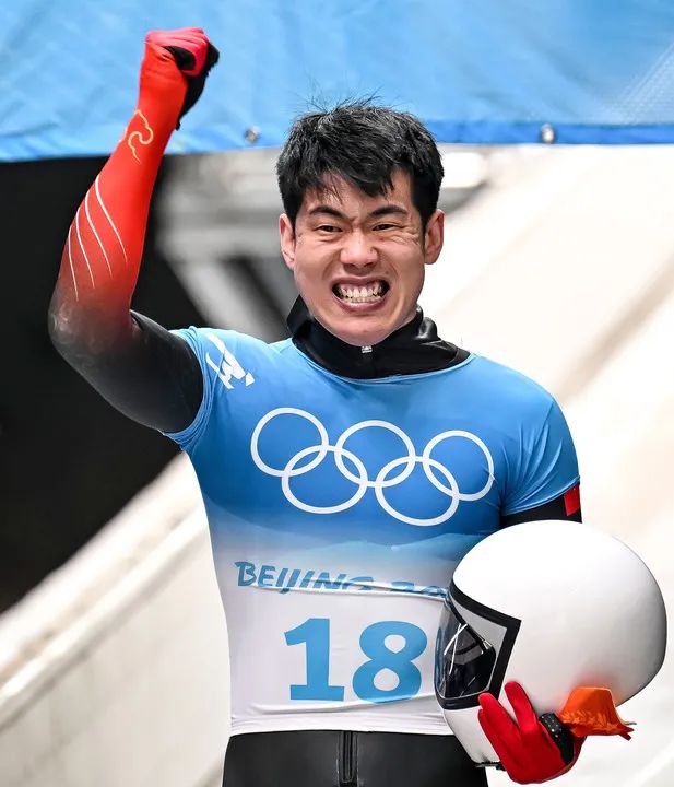 2月11日，中国选手闫文港赛后庆祝。新华社记者 江文耀 摄