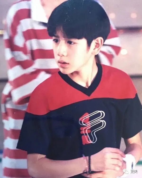 注意,孩子小时候长这样↓社长喜多川看到了泷泽秀明的推荐书,立刻就