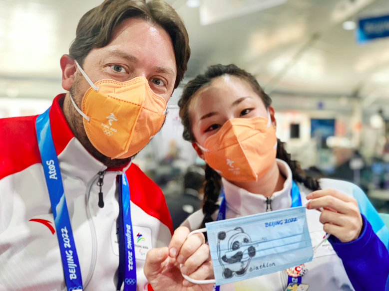 志愿者手绘“冰墩墩”口罩，中外记者被圈粉了休闲区蓝鸢梦想 - Www.slyday.coM