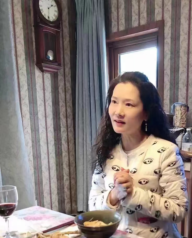 58岁何赛飞近况曝光满头乌发素颜白得发光嫁初恋34年感情恩爱