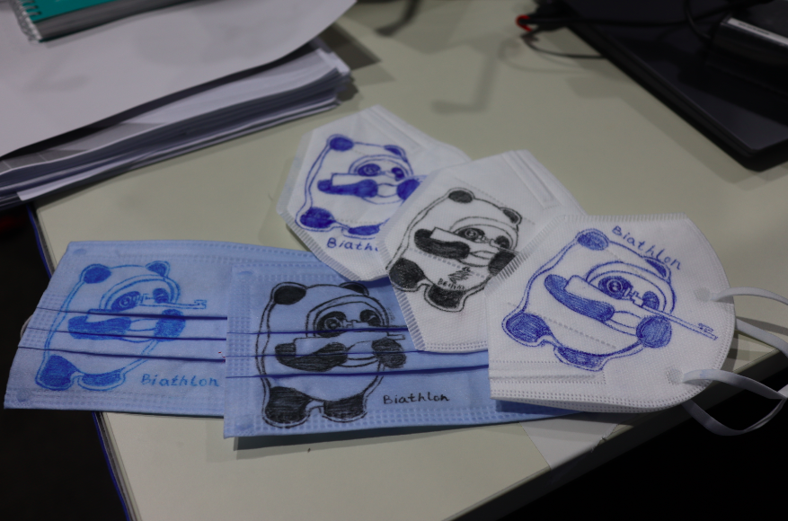 志愿者手绘“冰墩墩”口罩，中外记者被圈粉了休闲区蓝鸢梦想 - Www.slyday.coM