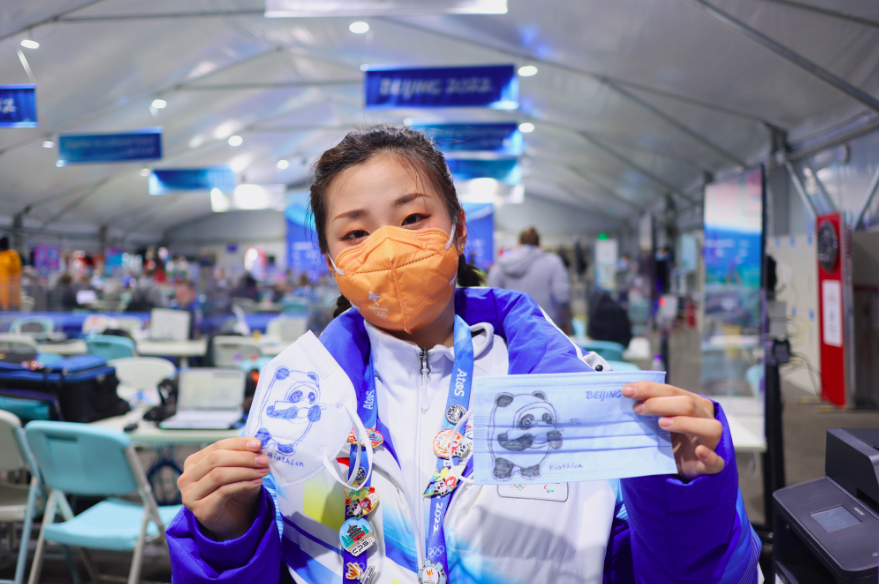 志愿者手绘“冰墩墩”口罩，中外记者被圈粉了休闲区蓝鸢梦想 - Www.slyday.coM