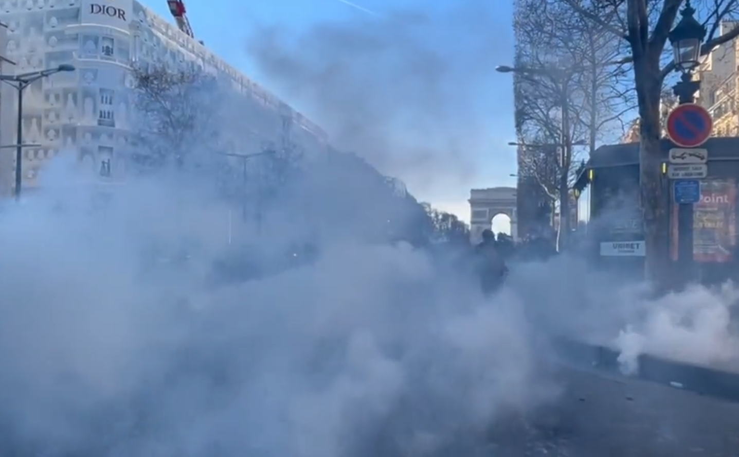 社交媒体上流传的香榭丽舍大街抗议现场，警方在处置中动用了催泪瓦斯
