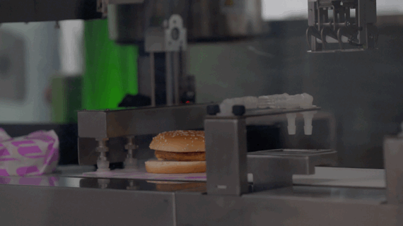▲20秒就可以制作一个新鲜热乎的汉堡的智能汉堡机。图/新华社视频截图