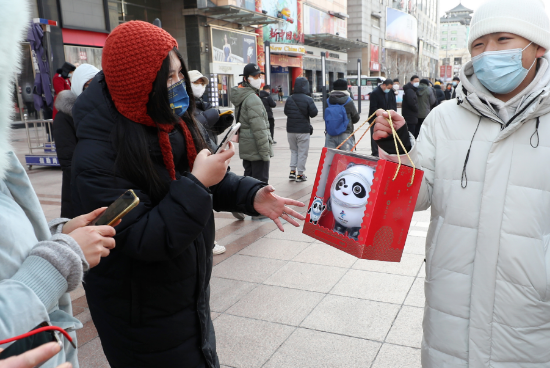 冰墩墩一墩难求民众排队7小时抢购外国小哥奥运村想妙招